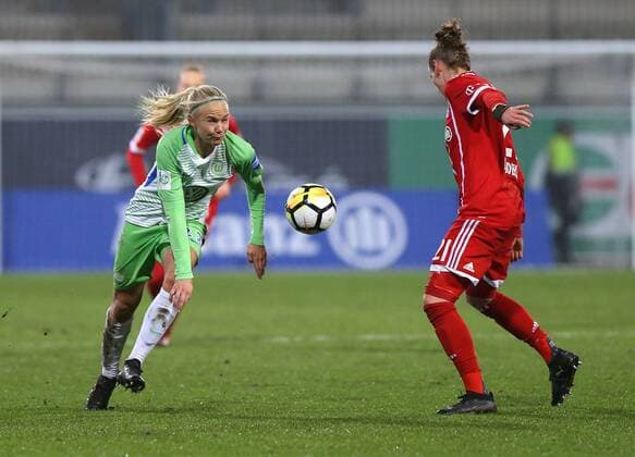 VfL vs Bayern Women Wolfsburg 11 12 2017 FOOTBALL VfL Wolfsburg vs FC Bayern Munich 1 Allianz Women Bundesliga Season 2017 18 Picture shows Pernille Harder VfL Wolfsburg Simone Laudehr Bayern Munich Muenchen Wolfsburg