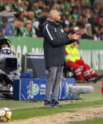 VfL vs Bayern Women Wolfsburg 11 12 2017 FOOTBALL VfL Wolfsburg vs FC Bayern Munich 1 Allianz Women Bundesliga Season 2017 18 Image shows head coach Stephan Lerch VfL Wolfsburg loudly gesticulating on the sideline Wolfsburg