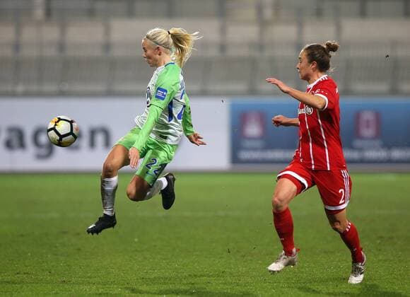VfL vs Bayern Women Wolfsburg 11 12 2017 FOOTBALL VfL Wolfsburg vs FC Bayern Munich 1 Allianz Women Bundesliga Season 2017 18 Image shows Pernille Harder VfL Wolfsburg Gina Lewandowski Bayern Munich Muenchen Wolfsburg