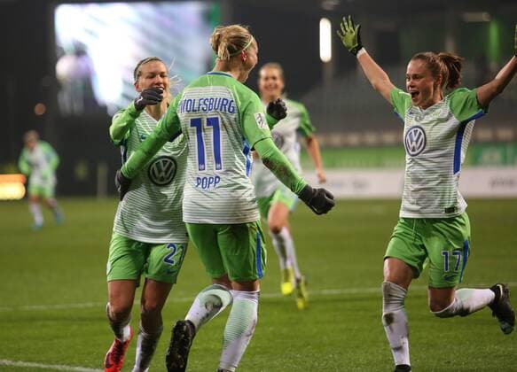 VfL vs Bayern Women Wolfsburg 11 12 2017 FOOTBALL VfL Wolfsburg vs FC Bayern Munich 1 Allianz Women Bundesliga Season 2017 18 Picture shows Alexandra Popp VfL Wolfsburg is cheering with the team for their goal to 3 1 Wolfsburg