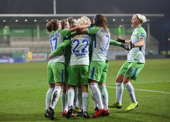 VfL vs Bayern Women Wolfsburg 11 12 2017 FOOTBALL VfL Wolfsburg vs FC Bayern Munich 1 Allianz Women Bundesliga Season 2017 18 Picture shows Alexandra Popp VfL Wolfsburg is cheering with the team for their goal to 3 1 Wolfsburg