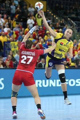 Romania Czech Republic Handball Women World Cup Leipzig 11 12 2017 Arena Leipzig World Cup 2017 Handball Women Eighth finals Romania ROU vs Czech Republic CZE 27 28 17 14 In the picture v l Petra ADAMKOVA 27 Czech Republic and Eliza Iulia BUCESCHI 7 Romania