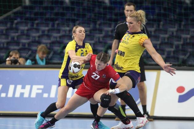 Romania Czech Republic Handball Women WC Leipzig 11 12 2017 Arena Leipzig World Cup 2017 Handball Women Round of 16 Romania ROU vs Czech Republic CZE 27 28 17 14 Pictured v l Aneta UDRISTIOIU 2 Romania Petra ADAMKOVA 27 Czech Republic and Crina Elena PINTEA 21 Romania