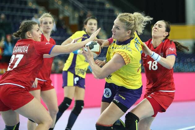 Romania Czech Republic Handball Women World Cup Leipzig 11 12 2017 Arena Leipzig World Cup 2017 Handball Women Eighth finals Romania ROU vs Czech Republic CZE 27 28 17 14 In the picture v l Petra ADAMKOVA 27 Czech Republic Crina Elena PINTEA 21 Romania and Iveta LUZUMOVA 18 Czech Republic