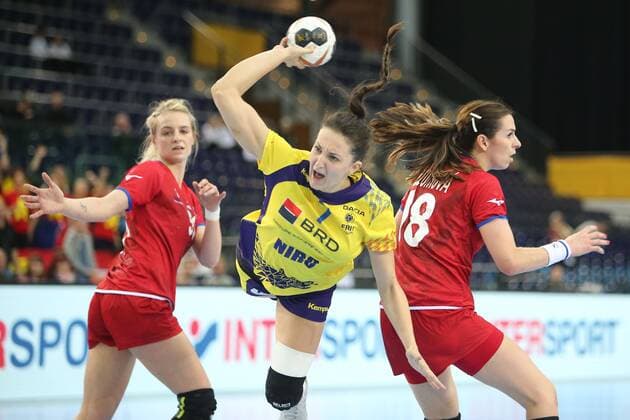 Romania Czech Republic Handball Women World Cup Leipzig 11 12 2017 Arena Leipzig World Cup 2017 Handball Women Eighth finals Romania ROU vs Czech Republic CZE 27 28 17 14 In the picture v l t21 Eliza Iulia BUCESCHI 7 Romania and Iveta LUZUMOVA 18 Czech Republic