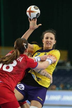 Romania Czech Republic Handball Women World Cup Leipzig 11 12 2017 Arena Leipzig World Cup 2017 Handball Women Round of 16 Romania ROU vs Czech Republic CZE 27 28 17 14 In the picture v l Iveta LUZUMOVA 18 Czech Republic and Eliza Iulia BUCESCHI 7 Romania