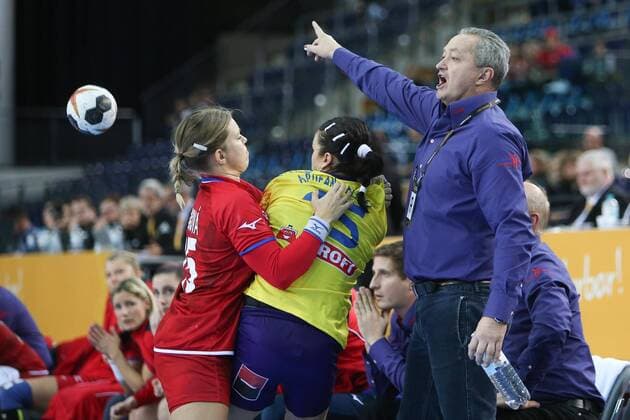 Romania Czech Republic Handball Women WC Leipzig 11 12 2017 Arena Leipzig World Cup 2017 Handball Women Eighth finals Romania ROU vs Czech Republic CZE 27 28 17 14 In the picture v l Michaela HRBKOVA 15 Czech Republic Valentina Neli ARDEAN ELISEI 15 Romania and coach Jan BASNY Czech Republic