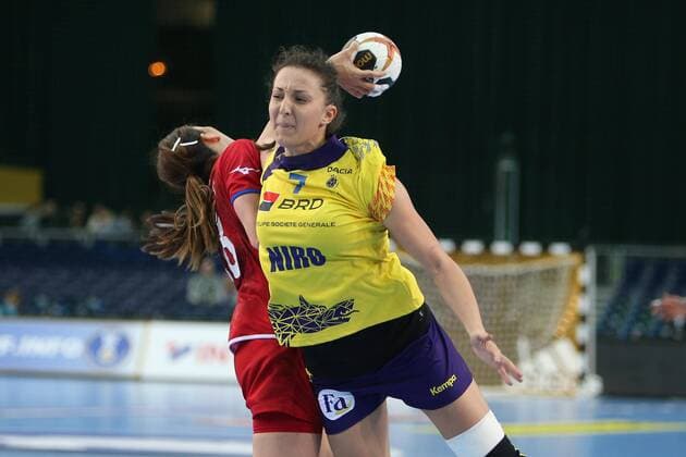 Romania Czech Republic Handball Women World Cup Leipzig 11 12 2017 Arena Leipzig World Cup 2017 Handball Women Round of 16 Romania ROU vs Czech Republic CZE 27 28 17 14 In the picture v l Iveta LUZUMOVA 18 Czech Republic and Eliza Iulia BUCESCHI 7 Romania