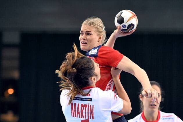 171211 Norways Veronica Egebakken Kristiansen and Spains Carmen Martin Berenguer in the final final between Spain and Norway during the World Cups Handball on December 11, 2017 in Leipzig  Copyright: CARLxSANDIN BB171211CS062