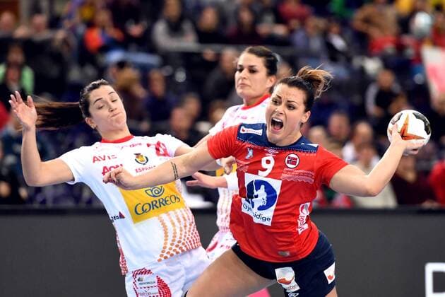 171211 Spains Amaia Gonzalez de Garibay Barba and Norways Nora Mork during the final final between Spain and Norway during the World Cups Handball December 11, 2017 in Leipzig  Copyright: CARLxSANDIN BB171211CS068