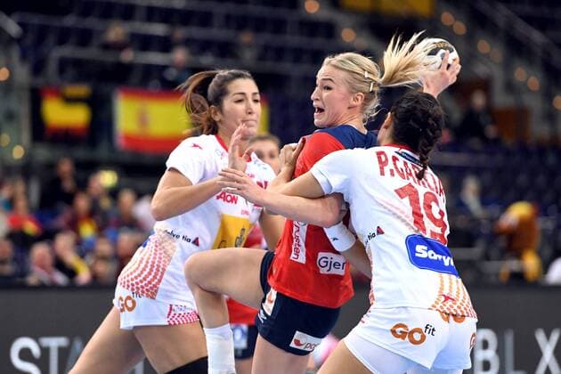 171211 Spains Lara Gonzalez Ortega and Paula Garcia Avila and Norways Stine Bredal Oftedal during the final final between Spain and Norway during the World Cups Handball December 11, 2017 in Leipzig  Copyright: CARLxSANDIN BB171211CS072