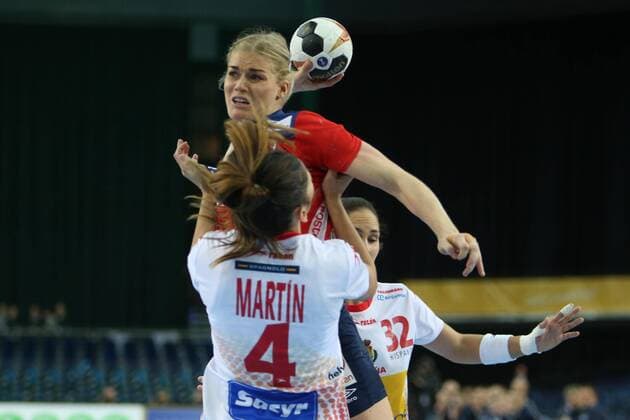 Spain Norway Handball Women World Cup Leipzig 11 12 2017 Arena Leipzig World Cup 2017 Handball Women Eighth finals Spain ESP vs Norway NOR Pictured Carmen D MARTIN BERENGUER front 4 Spain and Veronica Egebakken KRISTIANSEN 4 Norway