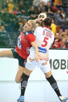 Spain Norway Handball Women World Cup Leipzig 11 12 2017 Arena Leipzig World Cup 2017 Handball Women Eightfinal Spain ESP vs Norway NOR In picture v l Veronica Egebakken KRISTIANSEN 4 Norway and Maria NUNEZ NISTAL 5 Spain