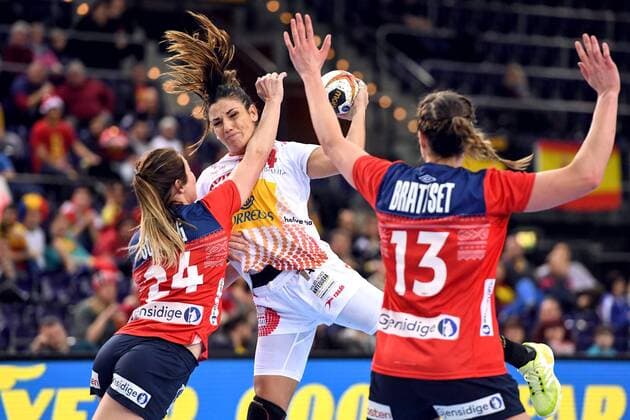 171211 Norways Sanna Charlotte Solberg and Spains Carmen Martin Berenguer during the final final between Spain and Norway during the World Cups World Cup on December 11, 2017 in Leipzig  Copyright: CARLxSANDIN BB171211CS104