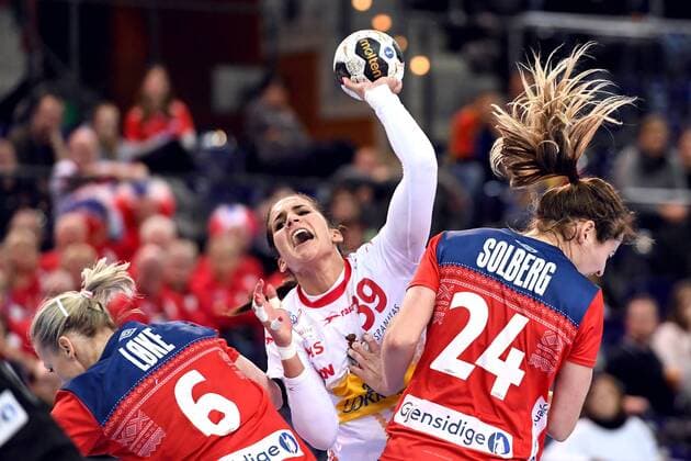 171211 Norways Heidi Loke and Sanna Charlotte Solberg stop Spains Almudena Rodriguez Rodriguez during the final final between Spain and Norway during the World Cups World Cup on December 11, 2017 in Leipzig  Copyright: CARLxSANDIN BB171211CS110