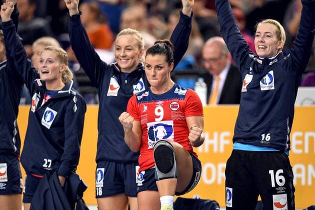 171211 Norways Nora Mork and Marshal Katrine Lunde cheers on the bench during the finals final between Spain and Norway during the World Cup on December 11, 2017 in Leipzig  Copyright: CARLxSANDIN BB171211CS113