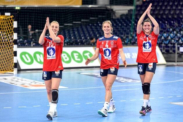 171211 Norways Stine Bredal Oftedal Veronica Egebakken Kristiansen and Stina Ruscetta Skogrand thank the audience after the final final between Spain and Norway during the World Cup on December 11, 2017 in Leipzig  Copyright: CARLxSANDIN BB171211CS115