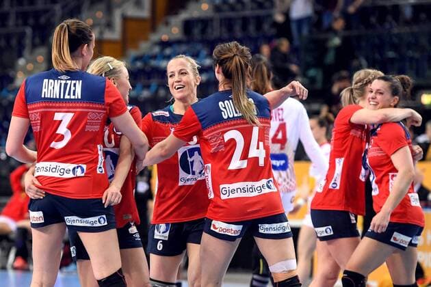 171211 Norways Heidi Loke commends team teammates after the final final between Spain and Norway during the World Cups Handball on December 11, 2017 in Leipzig  Copyright: CARLxSANDIN BB171211CS116