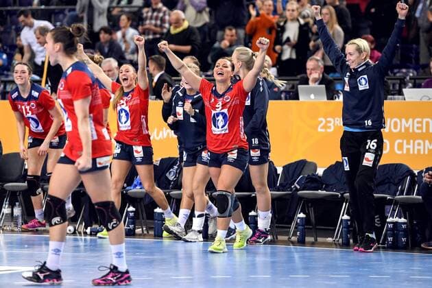 171211 Norways Nora Mork commends team teammates after the final final between Spain and Norway during the World Cup on December 11, 2017 in Leipzig  Copyright: CARLxSANDIN BB171211CS117