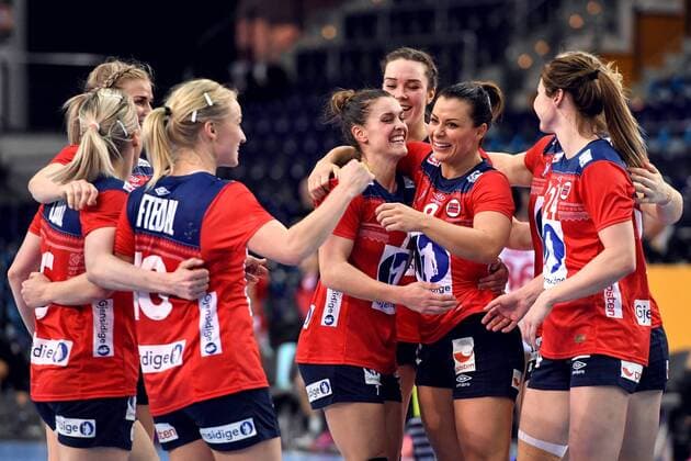 171211 The Norwegian players cheer for the final finale between Spain and Norway during the World Cups Handball on December 11, 2017 in Leipzig  Copyright: CARLxSANDIN BB171211CS118