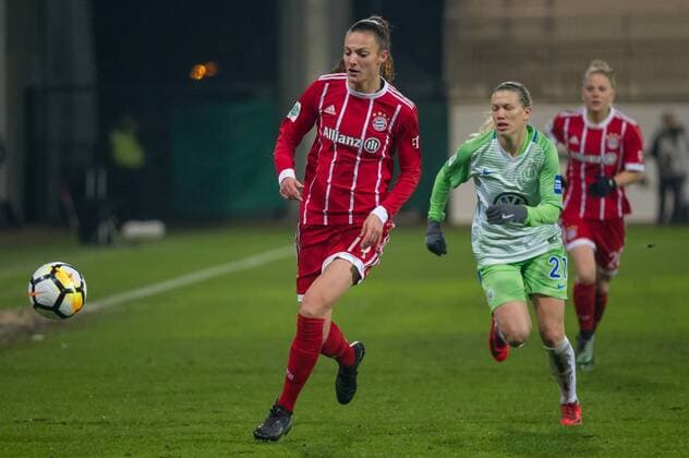 Lucie Vonkova Bayern Munich 13 on the ball Action Action Football Alliance Women Bundesliga VfL Wolfsburg Bayern Munich xobx
