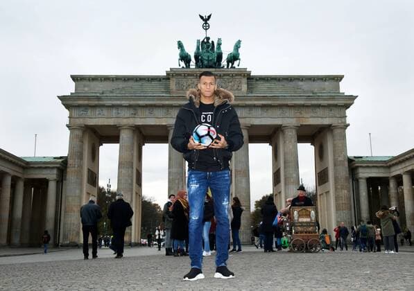 Soccer Berlin 14 11 2017 Hertha BSC BRANDENBURGER TOR Pariser Platz Davie SELKE Hertha BSC