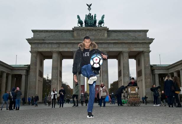 Soccer Berlin 14 11 2017 Hertha BSC BRANDENBURGER TOR Pariser Platz Davie SELKE Hertha BSC