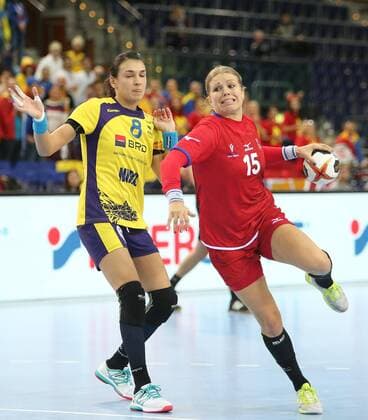 Leipzig 11 12 2017 Arena Leipzig World Cup 2017 Handball Women Eighth finals Romania ROU vs Czech Republic CZE 27 28 17 14 In the picture v l Cristina Georgiana NEAGU 8 Romania and Michaela HRBKOVA 15 Czech Republic