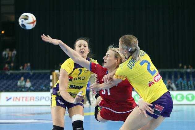 Leipzig 11 12 2017 Arena Leipzig World Cup 2017 Handball Women Eighth finals Romania ROU vs Czech Republic CZE In the picture v l Eliza Iulia BUCESCHI 7 Romania Marketa JERABKOVA 51 Czech Republic and Aneta UDRISTIOIU 2 Romania