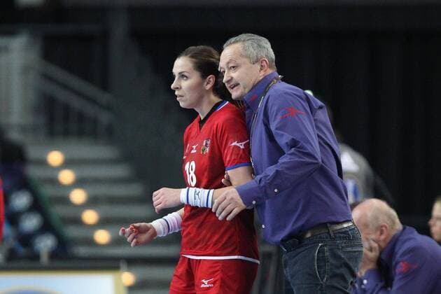 Leipzig 11 12 2017 Arena Leipzig World Cup 2017 Handball Women Eighth finals Romania ROU vs Czech Republic CZE 27 28 17 14 In the picture v l Iveta LUZUMOVA 18 Czech Republic and coach Jan BASNY Czech Republic