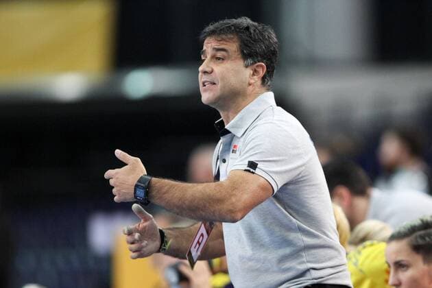 Leipzig 11 12 2017 Arena Leipzig World Cup 2017 Handball Women Round of 16 Romania ROU vs Czech Republic CZE 27 28 17 14 Pictured coach Ambrosio Jose MARTIN CEDRES Romania