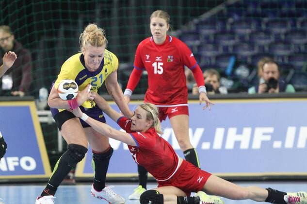 Leipzig 11 12 2017 Arena Leipzig World Cup 2017 Handball Women Eighth finals Romania ROU vs Czech Republic CZE 27 28 17 14 In picture v l Crina Elena PINTEA 21 Romania Marketa JERABKOVA 51 Czech Republic and Michaela HRBKOVA 15 Czech Republic