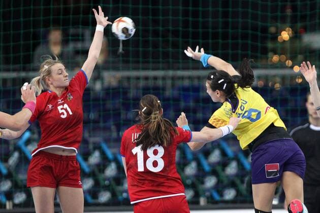 Leipzig 11 12 2017 Arena Leipzig World Cup 2017 Handball Women Round of 16 Romania ROU vs Czech Republic CZE 27 28 17 14 Pictured Marketa JERABKOVA 51 Czech Republic Iveta LUZUMOVA 18 Czech Republic and Cristina Georgiana NEAGU 8 Romania