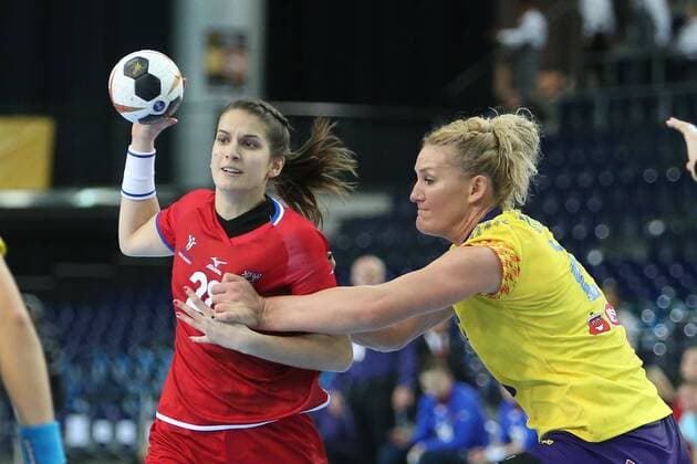 Leipzig 11 12 2017 Arena Leipzig World Cup 2017 Handball Women Eighth finals Romania ROU vs Czech Republic CZE 27 28 17 14 In the picture v l Sarka MARCIKOVA 28 Czech Republic and Crina Elena PINTEA 21 Romania