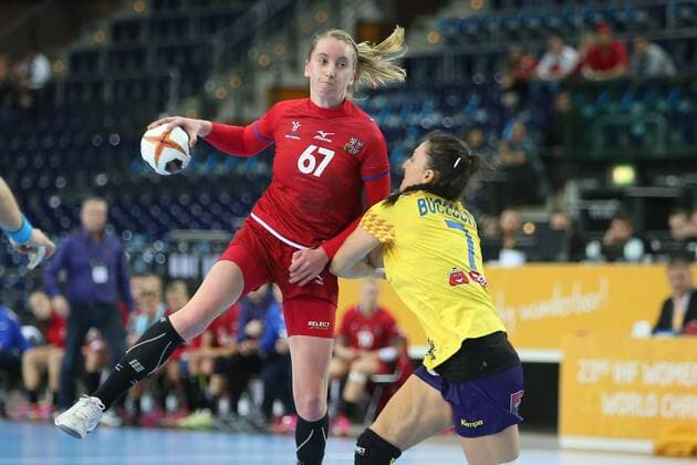 Leipzig 11 12 2017 Arena Leipzig World Cup 2017 Handball Women Round of 16 Romania ROU vs Czech Republic CZE 27 28 17 14 In the picture v l Veronika MALA 67 Czech Republic and Eliza Iulia BUCESCHI 7 Romania