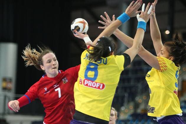 Leipzig 11 12 2017 Arena Leipzig World Cup 2017 Handball Women Round of 16 Romania ROU vs Czech Republic CZE 27 28 17 14 Pictured v l Helena RYSANKOVA 7 Czech Republic Cristina Georgiana NEAGU 8 Romania and Timeea Judita TATAR 33 Romania