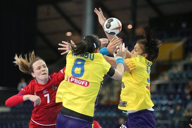Leipzig 11 12 2017 Arena Leipzig World Cup 2017 Handball Women Round of 16 Romania ROU vs Czech Republic CZE 27 28 17 14 Pictured v l Helena RYSANKOVA 7 Czech Republic Cristina Georgiana NEAGU 8 Romania and Timeea Judita TATAR 33 Romania