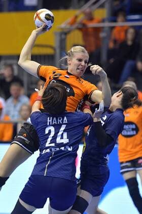 11-12-2017 HANDBAL:NEDERLAND-JAPAN:MAGDEBURG WK Handbal Dames 2017 1 8 finales, Nederland - Japan Danick Snelder 10 NED Foto: Henk Seppen xVIxVIxImagesx xSoenarxChamidxsportfotografiexIVx 9549405
