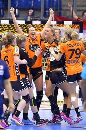 11-12-2017 HANDBAL:NEDERLAND-JAPAN:MAGDEBURG WK Handbal Dames 2017 1 8 finales, Nederland - Japan vreugde na de overwinning Foto: Henk Seppen xVIxVIxImagesx xSoenarxChamidxsportfotografiexIVx 9549414