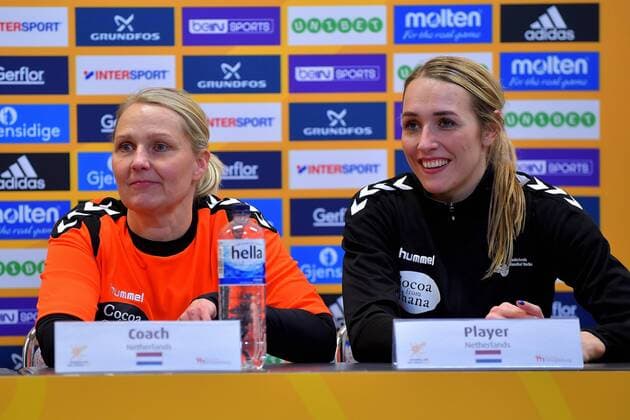 11-12-2017 HANDBAL:NEDERLAND-JAPAN:MAGDEBURG WK Handbal Dames 2017 1 8 finales, Nederland - Japan coach Helle Thomsen NED en Lois Abbingh 8 NED op de persconferentie Foto: Henk Seppen xVIxVIxImagesx xSoenarxChamidxsportfotografiexIVx 9549415