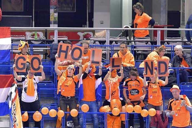 11-12-2017 HANDBAL:NEDERLAND-JAPAN:MAGDEBURG WK Handbal Dames 2017 1 8 finales, Nederland - Japan 26-24 nv supporters, fans Foto: Henk Seppen xVIxVIxImagesx xSoenarxChamidxsportfotografiexIVx 9549418