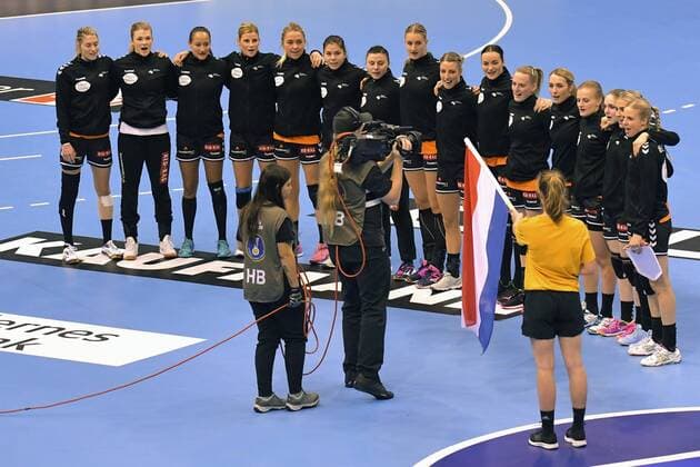 11-12-2017 HANDBAL:NEDERLAND-JAPAN:MAGDEBURG WK Handbal Dames 2017 1 8 finales, Nederland - Japan 26-24 nv tijdens het volkslied Foto: Henk Seppen xVIxVIxImagesx xSoenarxChamidxsportfotografiexIVx 9549419