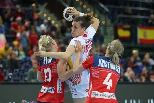 Leipzig 11 12 2017 Arena Leipzig World Cup 2017 Handball Women Eighth finals Spain ESP vs Norway NOR 23 31 10 13 Pictured Stine Bredal OFTEDAL 10 Norway Silvia ARDERIUS MARTIN 8 Spain and Veronica Egebakken KRISTIANSEN 4 Norway and