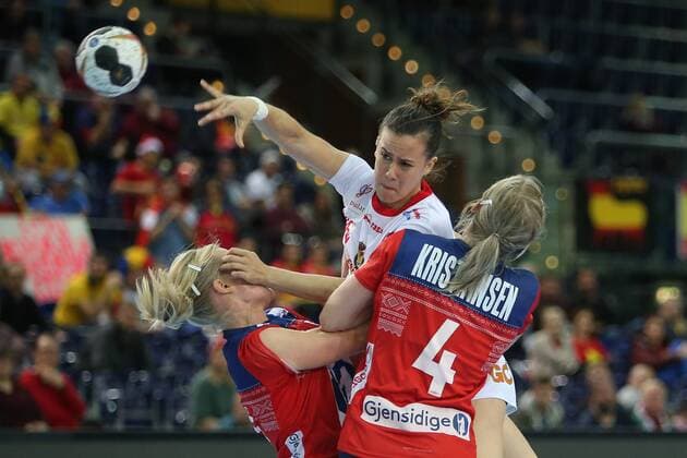 Leipzig 11 12 2017 Arena Leipzig World Cup 2017 Handball Women Eighth finals Spain ESP vs Norway NOR 23 31 10 13 Pictured Stine Bredal OFTEDAL 10 Norway Silvia ARDERIUS MARTIN 8 Spain and Veronica Egebakken KRISTIANSEN 4 Norway and