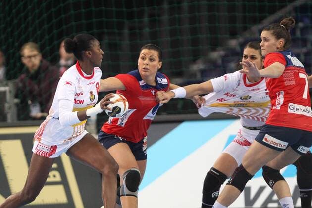 Leipzig 11 12 2017 Arena Leipzig World Cup 2017 Handball Women Eighth finals Spain ESP vs Norway NOR 23 31 10 13 In picture v l Alexandrina CABRAL BARBOSA 86 Spain Nora MORK 9 Norway Maria NUNEZ NISTAL 5 Spain and Stine Ruscetta SKOGRAND 7 Norway