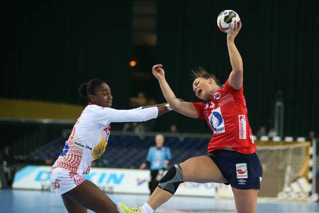 Leipzig 11 12 2017 Arena Leipzig World Cup 2017 Handball Women Eighth finals Spain ESP vs Norway NOR 23 31 10 13 In the picture v l Alexandrina CABRAL BARBOSA 86 Spain and Nora MORK 9 Norway