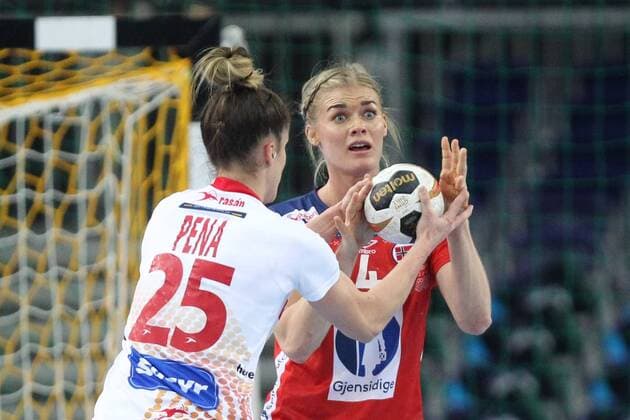 Leipzig 11 12 2017 Arena Leipzig World Cup 2017 Handball Women Eighth finals Spain ESP vs Norway NOR 23 31 10 13 Pictured v l Nerea PENA ABAURREA 25 Spain and Veronica Egebakken KRISTIANSEN 4 Norway