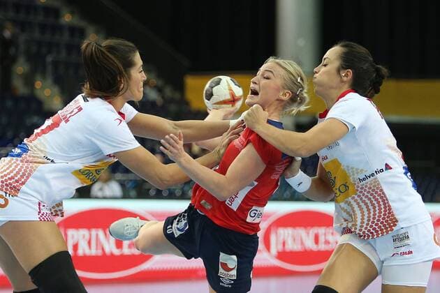 Leipzig 11 12 2017 Arena Leipzig World Cup 2017 Handball Women Eighth finals Spain ESP vs Norway NOR 23 31 10 13 Pictured v l Lara GONZALEZ ORTEGA 27 Spain Stine Bredal OFTEDAL 10 Norway and Paula GARCIA AVILA 19 Spain