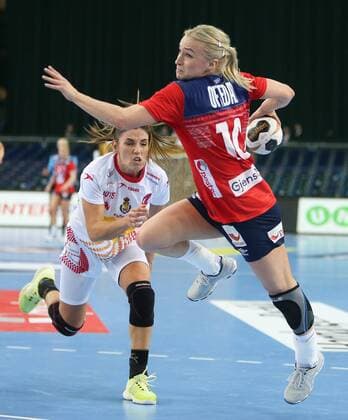 Leipzig 11 12 2017 Arena Leipzig World Cup 2017 Handball Women Eighth finals Spain ESP vs Norway NOR 23 31 10 13 In the picture v l Carmen D MARTIN BERENGUER 4 Spain and Stine Bredal OFTEDAL 10 Norway
