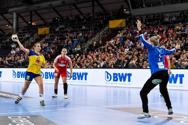 171212 Swedens Isabelle Gullden and Denmarks Malva Sandra Toft in the quarterfinals between Sweden and Denmark during the World Cups World Cup on December 12, 2017 in Leipzig  Copyright: CARLxSANDIN BB171212CS026